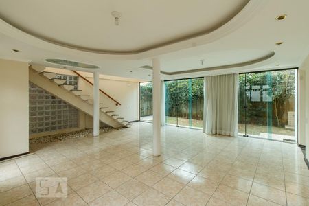 Sala de casa para alugar com 4 quartos, 275m² em Vila Oliveira, Mogi das Cruzes