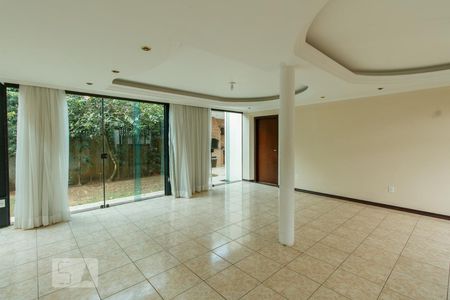 Sala de casa para alugar com 4 quartos, 275m² em Vila Oliveira, Mogi das Cruzes