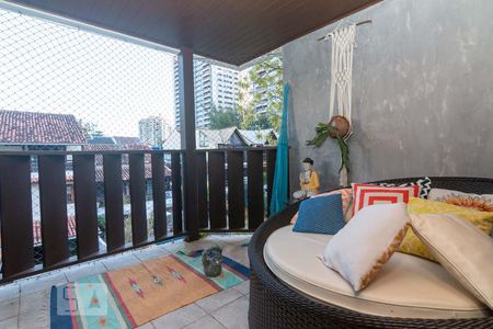 Casa à venda com 258m², 4 quartos e 2 vagas Casa à venda com 258m², 4 quartos e 2 vagasVaranda