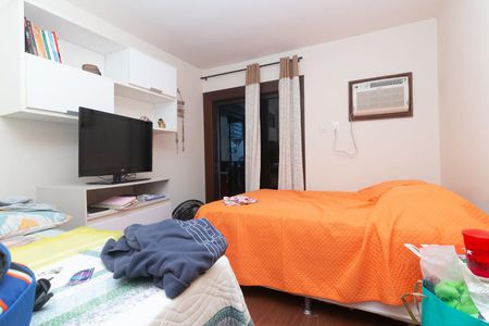 Casa à venda com 258m², 4 quartos e 2 vagas Casa à venda com 258m², 4 quartos e 2 vagasQuarto 2