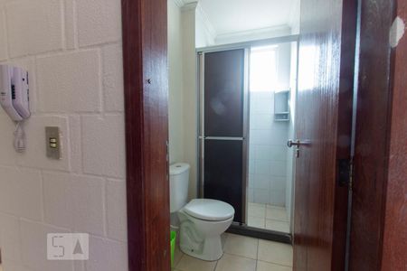 Banheiro de apartamento à venda com 1 quarto, 44m² em Vila Nova, Porto Alegre