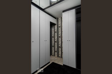 Casa de condomínio à venda com 165m², 3 quartos e 2 vagas Casa de condomínio à venda com 165m², 3 quartos e 2 vagasCloset da Suite