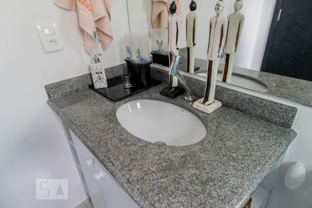 Casa de condomínio à venda com 165m², 3 quartos e 2 vagas Casa de condomínio à venda com 165m², 3 quartos e 2 vagasBanheiro da Suite