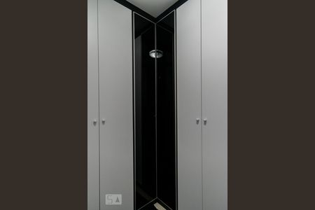 Casa de condomínio à venda com 165m², 3 quartos e 2 vagas Casa de condomínio à venda com 165m², 3 quartos e 2 vagasCloset da Suite