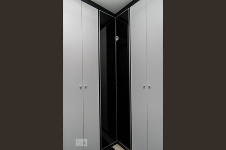 Casa de condomínio à venda com 165m², 3 quartos e 2 vagas Casa de condomínio à venda com 165m², 3 quartos e 2 vagasCloset da Suite