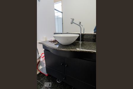 Casa de condomínio à venda com 165m², 3 quartos e 2 vagas Casa de condomínio à venda com 165m², 3 quartos e 2 vagasBanheiro