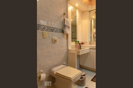 Apartamento à venda com 201m², 3 quartos e 2 vagas Apartamento à venda com 201m², 3 quartos e 2 vagasBanheiro da Suíte 1