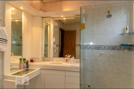 Apartamento à venda com 201m², 3 quartos e 2 vagas Apartamento à venda com 201m², 3 quartos e 2 vagasBanheiro da Suíte 1