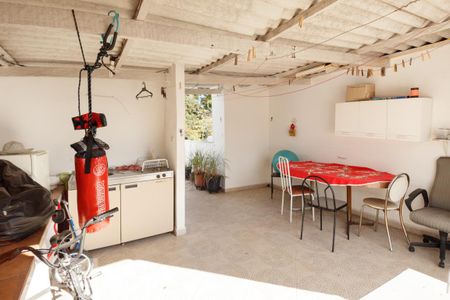 Casa à venda com 300m², 4 quartos e 2 vagas Casa à venda com 300m², 4 quartos e 2 vagasChurrasqueira