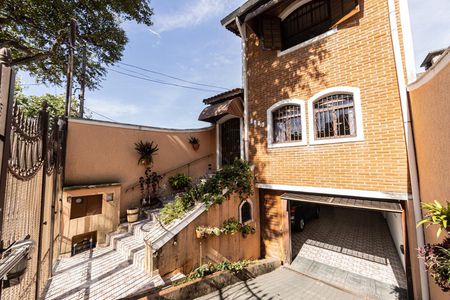 Casa à venda com 211m², 3 quartos e 5 vagas Casa à venda com 211m², 3 quartos e 5 vagasFachada