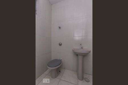 Banheiro de kitnet/studio para alugar com 1 quarto, 28m² em Floresta, Porto Alegre