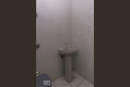Banheiro de kitnet/studio para alugar com 1 quarto, 28m² em Floresta, Porto Alegre