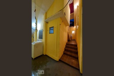 Casa à venda com 435m², 5 quartos e 4 vagas Casa à venda com 435m², 5 quartos e 4 vagasEscada