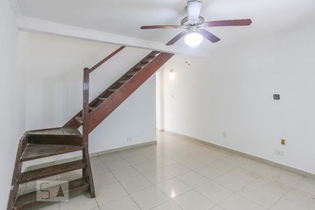 Sala de Estar de casa para alugar com 2 quartos, 110m² em Vila Universitária, São Paulo