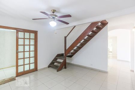 Sala de Estar de casa para alugar com 2 quartos, 110m² em Vila Universitária, São Paulo