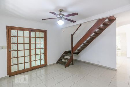 Sala de Estar de casa para alugar com 2 quartos, 110m² em Vila Universitária, São Paulo