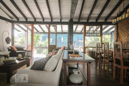 Sala de casa de condomínio para alugar com 4 quartos, 450m² em Joá, Rio de Janeiro