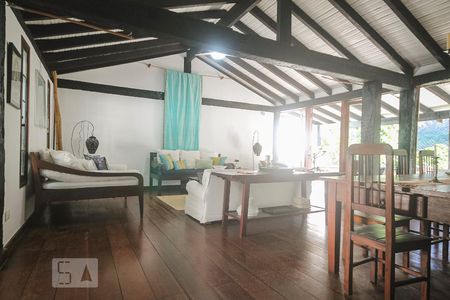 Sala de casa de condomínio para alugar com 4 quartos, 450m² em Joá, Rio de Janeiro