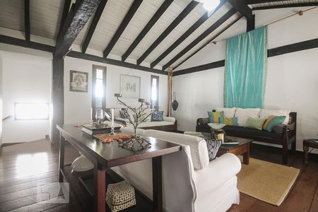 Sala de casa de condomínio para alugar com 4 quartos, 450m² em Joá, Rio de Janeiro