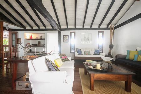 Sala de casa de condomínio para alugar com 4 quartos, 450m² em Joá, Rio de Janeiro