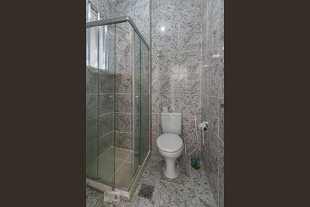 Banheiro de apartamento para alugar com 1 quarto, 43m² em Ramos, Rio de Janeiro