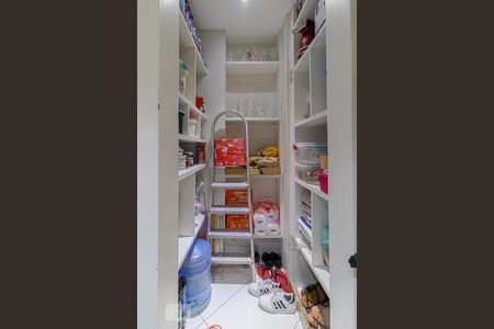 Apartamento à venda com 179m², 4 quartos e 1 vaga Apartamento à venda com 179m², 4 quartos e 1 vagaDespensa