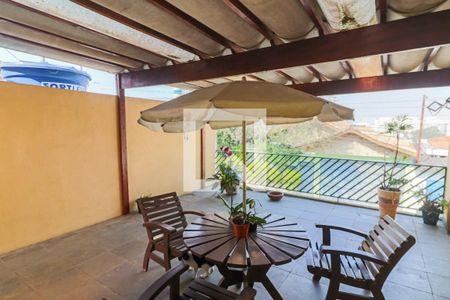 Casa à venda com 250m², 4 quartos e 2 vagas Casa à venda com 250m², 4 quartos e 2 vagasVaranda