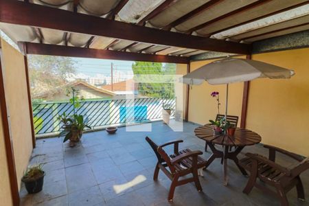 Casa à venda com 250m², 4 quartos e 2 vagas Casa à venda com 250m², 4 quartos e 2 vagasVaranda