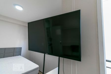 Sala / Quarto - Televisão de kitnet/studio para alugar com 1 quarto, 28m² em Brás, São Paulo