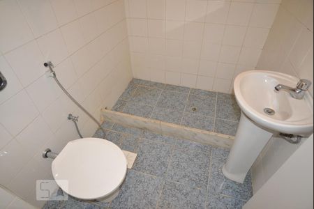 Banheiro de kitnet/studio para alugar com 1 quarto, 40m² em Copacabana, Rio de Janeiro