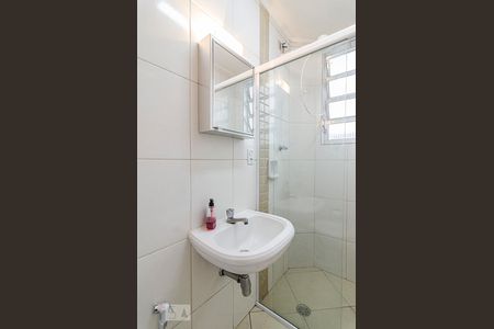 Banheiro de kitnet/studio para alugar com 1 quarto, 31m² em Sumarezinho, São Paulo