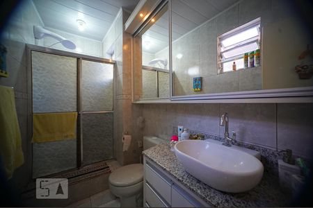 Banheiro - sala 1 de casa à venda com 3 quartos, 330m² em Passo da Areia, Porto Alegre