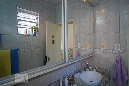 Banheiro - sala 1 de casa à venda com 3 quartos, 330m² em Passo da Areia, Porto Alegre