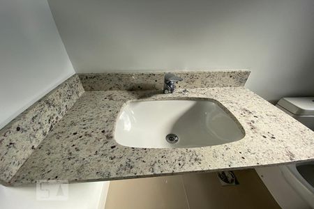 Apartamento à venda com 131m², 3 quartos e 3 vagas Apartamento à venda com 131m², 3 quartos e 3 vagasPia do Banheiro do Quarto 2