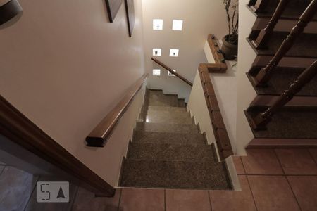 Escada de acesso aos quartos de casa à venda com 5 quartos, 250m² em Jardim Textil, São Paulo