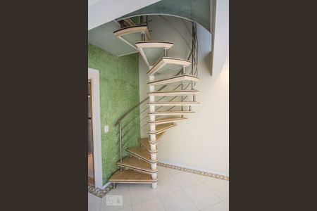 Escadas de apartamento para alugar com 3 quartos, 110m² em Vila Gomes Cardim, São Paulo