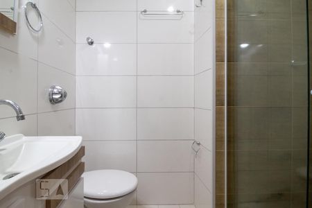 Banheiro de apartamento à venda com 1 quarto, 27m² em Passo D’areia, Porto Alegre