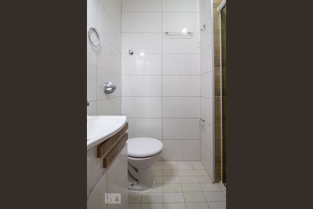 Banheiro de apartamento à venda com 1 quarto, 27m² em Passo D’areia, Porto Alegre