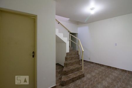 Sala de casa para alugar com 2 quartos, 200m² em Jardim Almeida Prado, Guarulhos