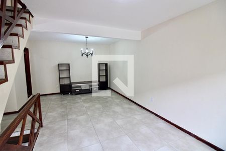 Sala de casa de condomínio para alugar com 2 quartos, 150m² em Vargem Grande, Rio de Janeiro