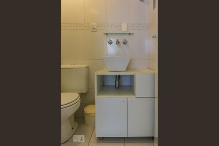 Banheiro de apartamento à venda com 1 quarto, 45m² em Boa Vista, Porto Alegre