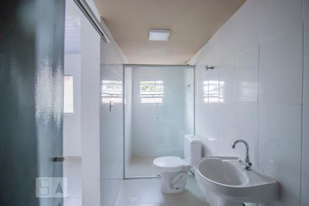 Banheiro e Área de Serviço de casa para alugar com 1 quarto, 36m² em Parque Imperial, São Paulo