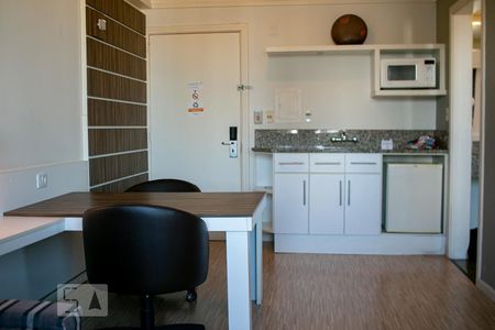 Sala de estar de kitnet/studio à venda com 1 quarto, 40m² em Higienópolis, Porto Alegre