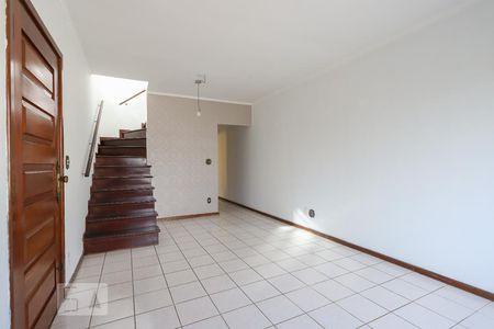 Sala de casa para alugar com 3 quartos, 200m² em Vila Carbone, São Paulo