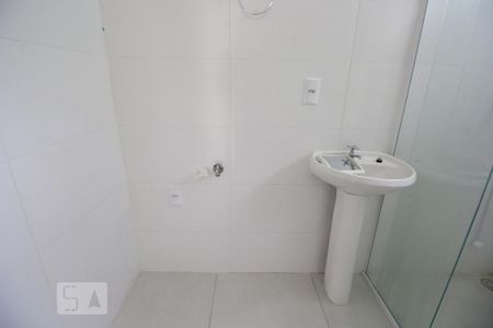 Banheiro de kitnet/studio para alugar com 1 quarto, 53m² em Saco dos Limões, Florianópolis