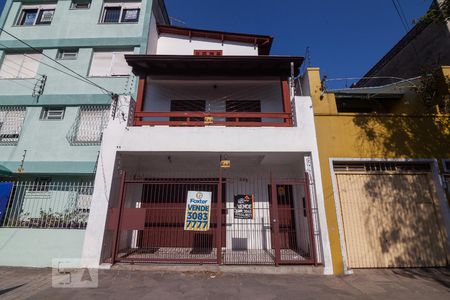 Fachada de casa à venda com 4 quartos, 440m² em Azenha, Porto Alegre