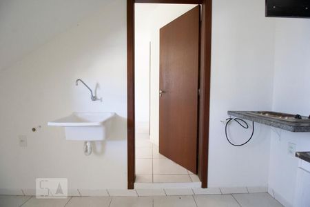 Sala e cozinha de kitnet/studio para alugar com 1 quarto, 35m² em Carvoeira, Florianópolis