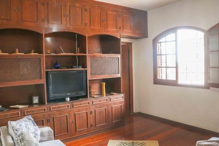 Casa para alugar com 300m², 4 quartos e 4 vagas Casa para alugar com 300m², 4 quartos e 4 vagasSala de TV