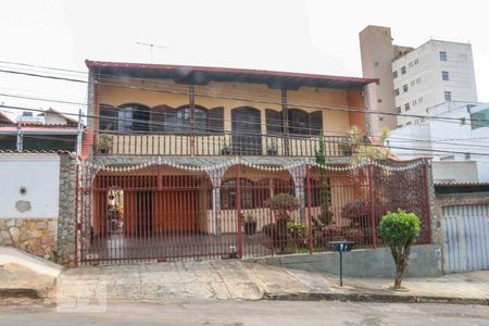 Casa para alugar com 300m², 4 quartos e 4 vagas Casa para alugar com 300m², 4 quartos e 4 vagasFachada