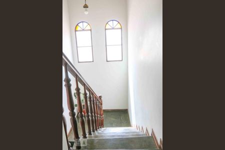 Casa para alugar com 300m², 4 quartos e 4 vagas Casa para alugar com 300m², 4 quartos e 4 vagasEscada